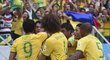 Brazilští fotbalisté krátce poté, co vstřelili branku do sítě Kolumbie