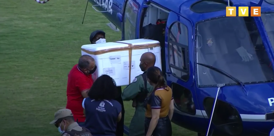 Výkop zápasu v brazilské lize odložila helikoptéra s vakcínami
