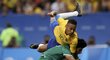 Brazilská útočná hvězda Neymar se snaží prosadit v utkání s Irákem