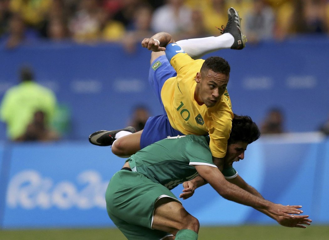 Brazilská útočná hvězda Neymar se snaží prosadit v utkání s Irákem