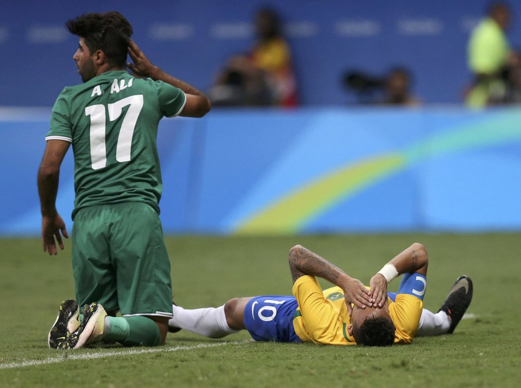 Brazilský kapitán Neymar (na zemi) stále nemůže uvěřit tomu, že jeho tým na domácí olympiádě jen remizoval 0:0 s Irákem