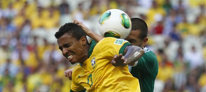 Tvrdý souboj o míč v zápase Brazílie - Mexiko