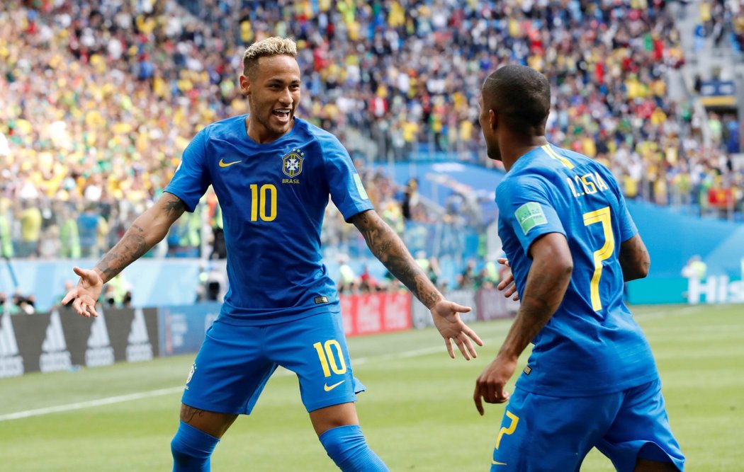 Neymar (vlevo) slaví branku Brazílie proti Kostarice
