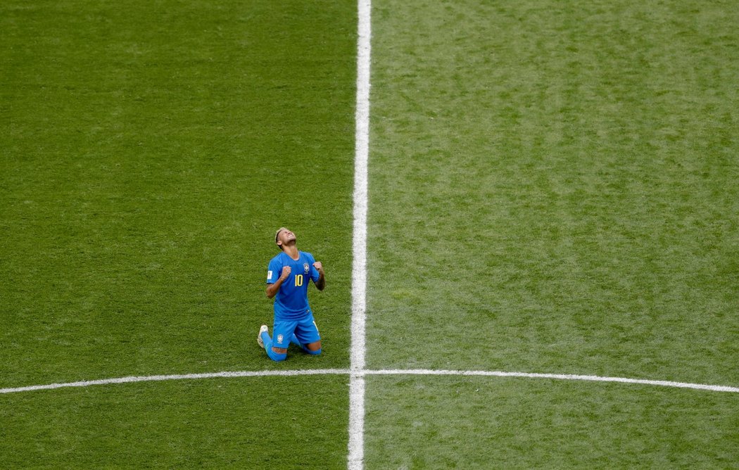 Neymar po brazilské výhře nad Kostarikou poklekl na trávník a usedavě plakal