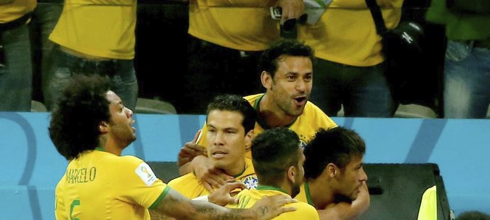 Fotbalisté Brazílie slaví branku v úvodním zápase MS proti Chorvatsku
