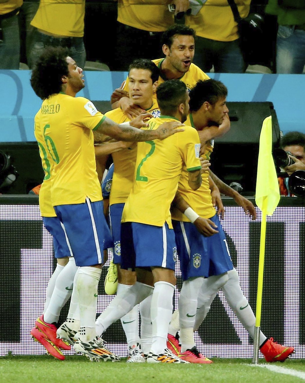 Fotbalisté Brazílie slaví branku v úvodním zápase MS proti Chorvatsku