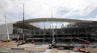 Další komplikace před MS v Brazílii. Nestihnou zastřešit stadion!