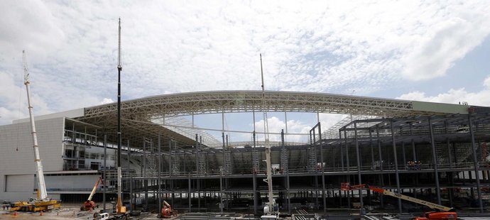 Rozestavěný stadion v Sao Paulu, kde v červnu proběhnou zápasy fotbalového mistrovství světa