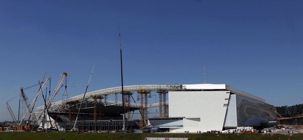 Rozestavěná Arena de Sao Paulo, kde se v létě budou hrát zápasy fotbalového MS