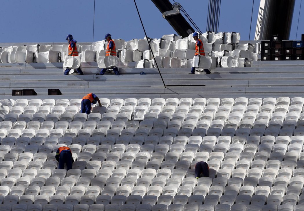 Brazilští dělníci pracují na stadionu v Sao Paulu, kde se odehrají zápasy mistrovství světa