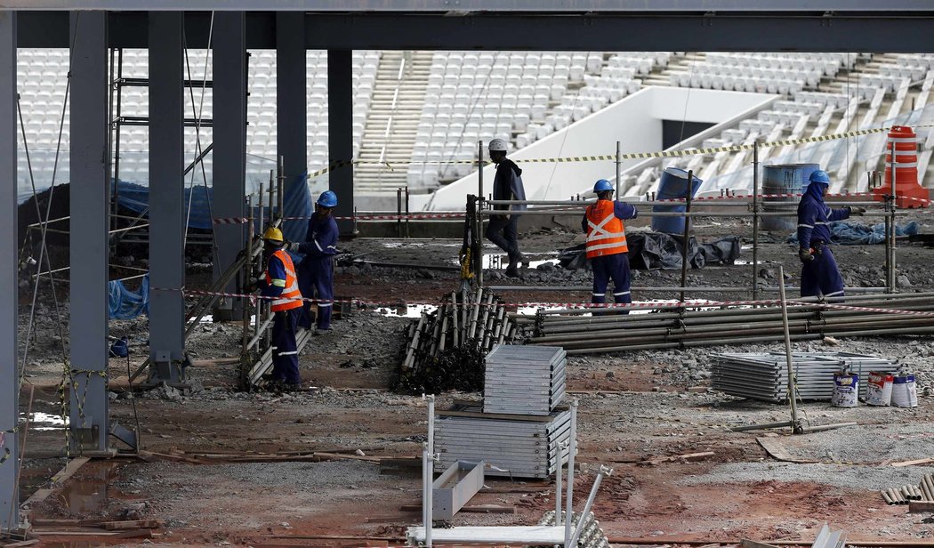 Rozestavěný stadion v Sao Paulu, kde v červnu proběhnou zápasy fotbalového mistrovství světa