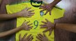 Členové brazilské rodiny se narodily s vrozenou vadou, na rukách i nohách mají šest prstů. Teď si přejíé, aby jejich země získala šestý titul světových šampionů 