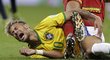 Bolestivě zasažený Neymar v zápase s Kamerunem