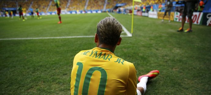 Brazilský ptočník Neymar v zápase s Kamerunem, kde zazářil dvěma góly