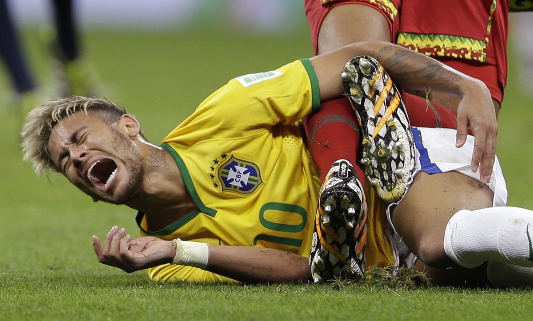 Bolestivě zasažený Neymar v zápase s Kamerunem
