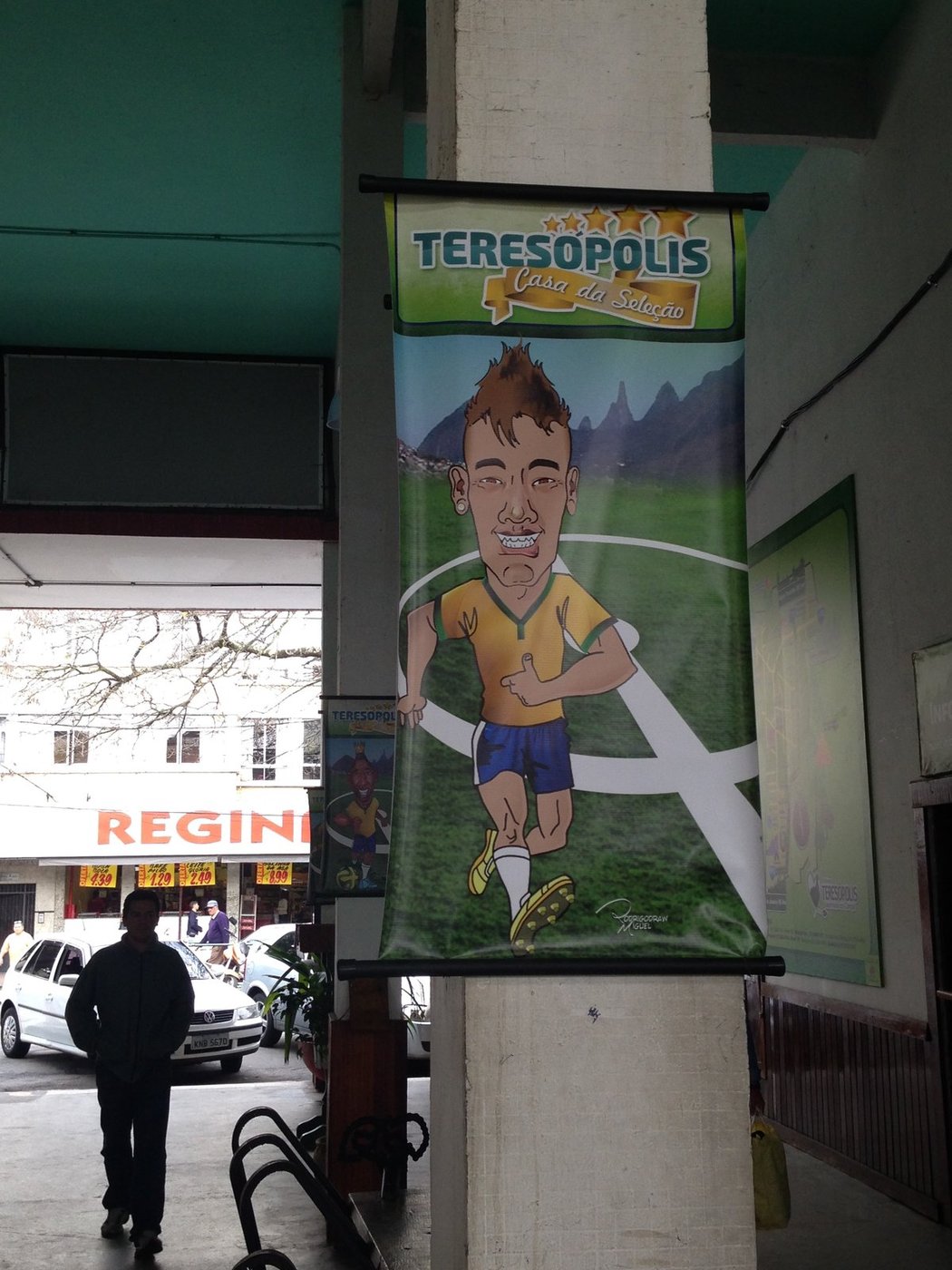 Neymarův plakát na autobusovém nádraží v Terésopolis