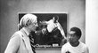 Pelé se znal s řadou světových hvězd, na snímku se surrealistickým umělcem Andym Warholem