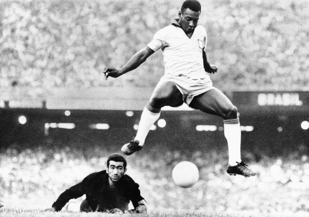 Pelé střílí jeden z řady svých reprezentačních gólů proti Venezuele