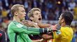 Manuel Neuer si zjednává pořádek v blízkosti své branky během semifinále MS s Brazílií