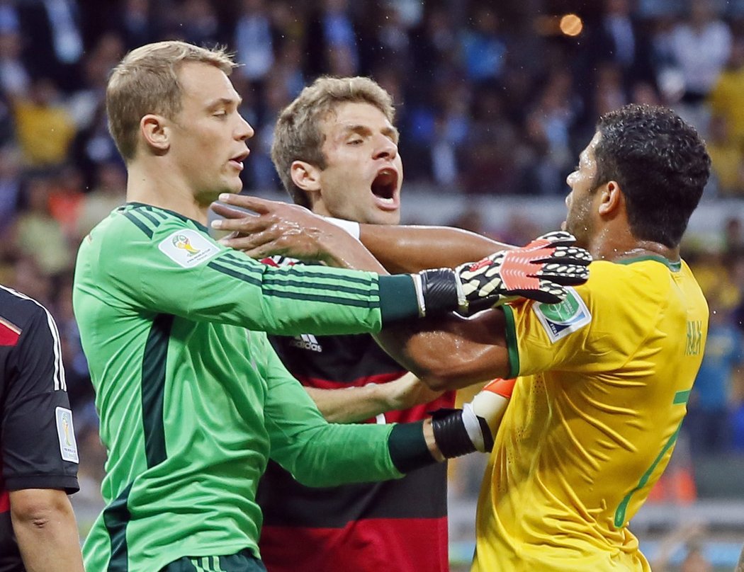 Manuel Neuer si zjednává pořádek v blízkosti své branky během semifinále MS s Brazílií