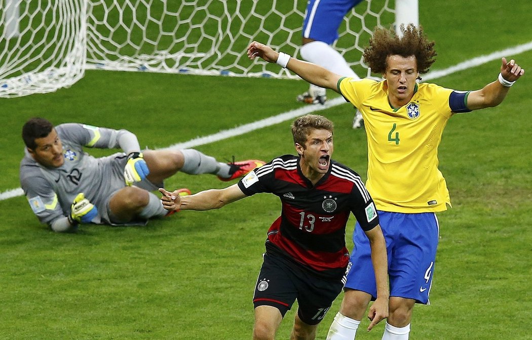 Thomas Müller slaví první gól do brazilské sítě během semifinále MS