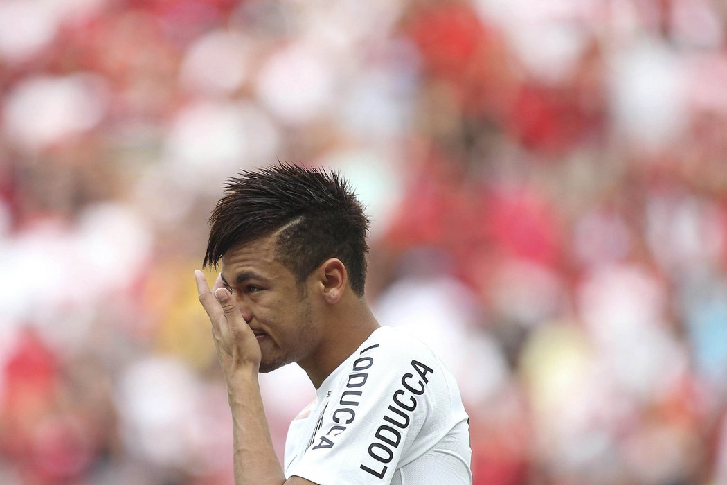 Brazilec Neymar se loučil s klubem FC Santos, míří do Barcelony. Hráč při utkání plakal a následně děkoval fanouškům. Slzy tekly fanouškům i klučinovi, který hvězdu doprovodil na hřiště