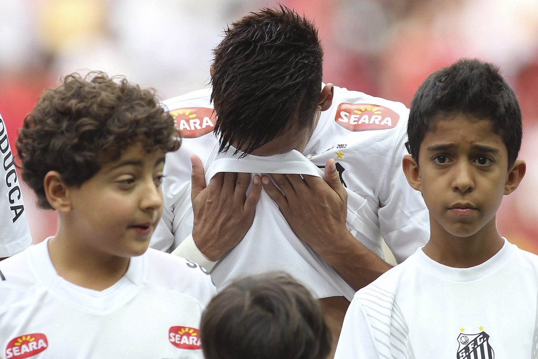 Brazilec Neymar se loučil s klubem FC Santos, míří do Barcelony. Hráč při utkání plakal a následně děkoval fanouškům. Slzy tekly fanouškům i klučinovi, který hvězdu doprovodil na hřiště