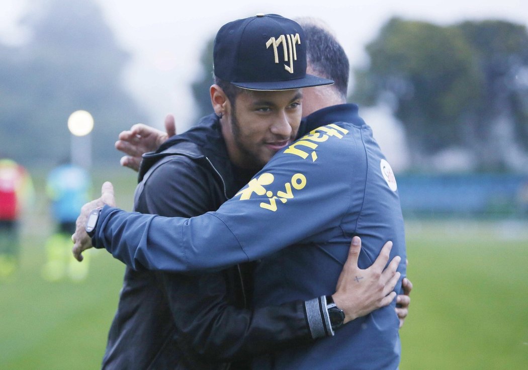 Neymar přijel na tréninkovou základnu Brazilců, kde se objal s trenérem Scolarim