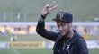 Zraněný Neymar zdraví své spoluhráče na tréninku před utkáním o bronz s Nizozemskem