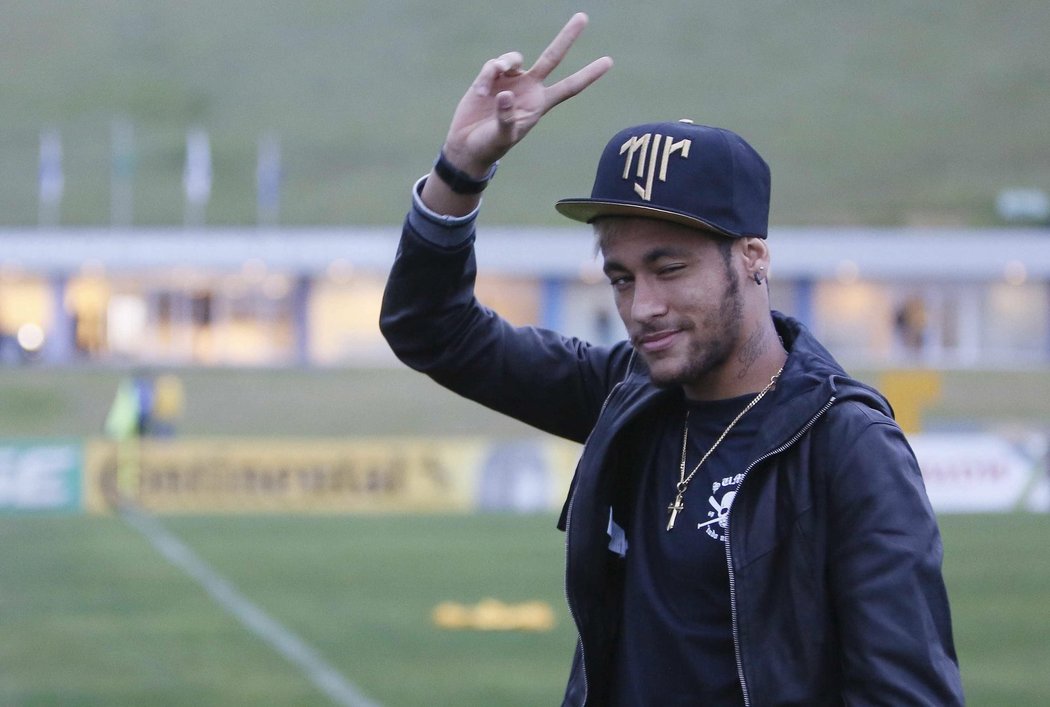 Zraněný Neymar zdraví své spoluhráče na tréninku před utkáním o bronz s Nizozemskem