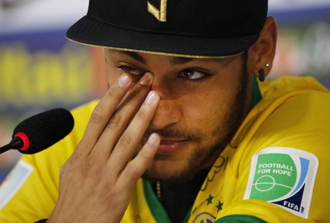 Bolí to. Neymar rozechvělým hlasem popisoval pocity, které má kvůli nedobrovolnému konci na MS
