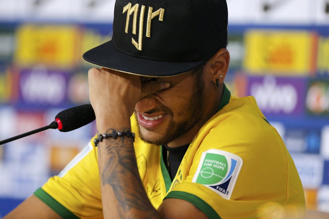 Brazilský fotbalista Neymar se rozplakal ve chvíli, kdy mluvil o faulu, který pro něj znamenal předčasný konec na domácím šampionátu