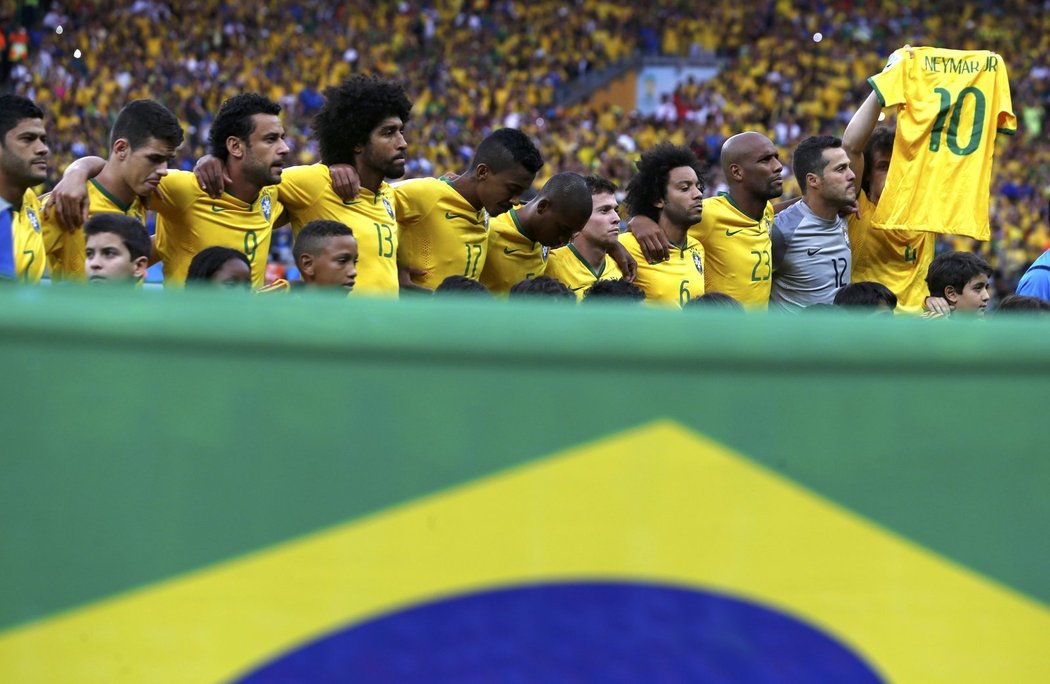 Neymar na hřišti! Dres zraněné hvězdy Brazílie třímal při nástupu v ruce kapitán David Luiz