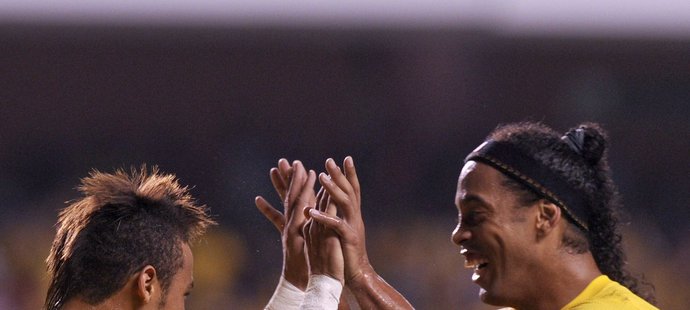 Neymar slaví gól se spoluhráčem z brazilské reprezentace Ronaldinhem