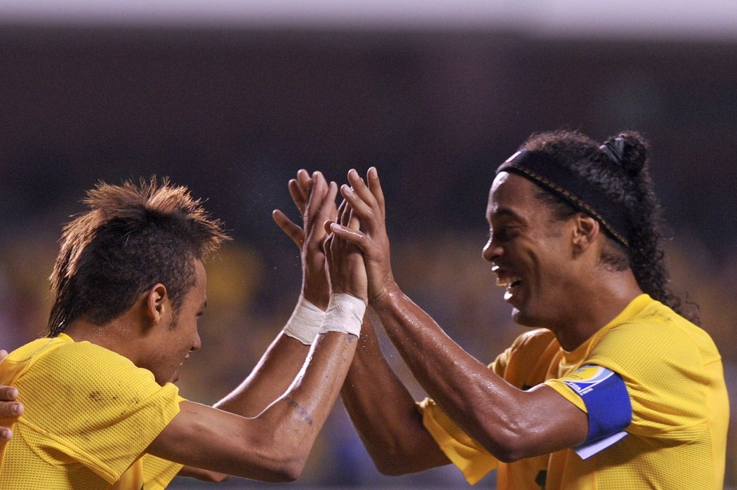 Neymar slaví gól se spoluhráčem z brazilské reprezentace Ronaldinhem