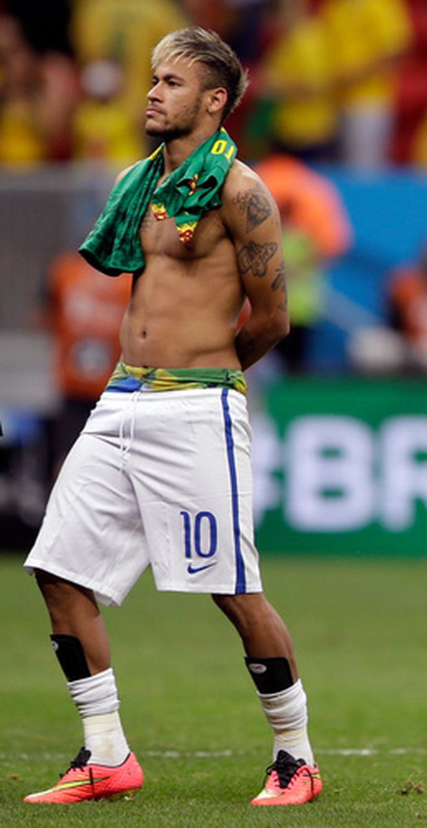 Neymar po vítězství nad Kamerunem měl trenky od dresu podezřele nízko Neymar po vítězství nad Kamerunem měl trenky od dresu podezřele nízko