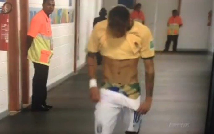Neymar se prakticky svlékal už i v útrobách stadionu