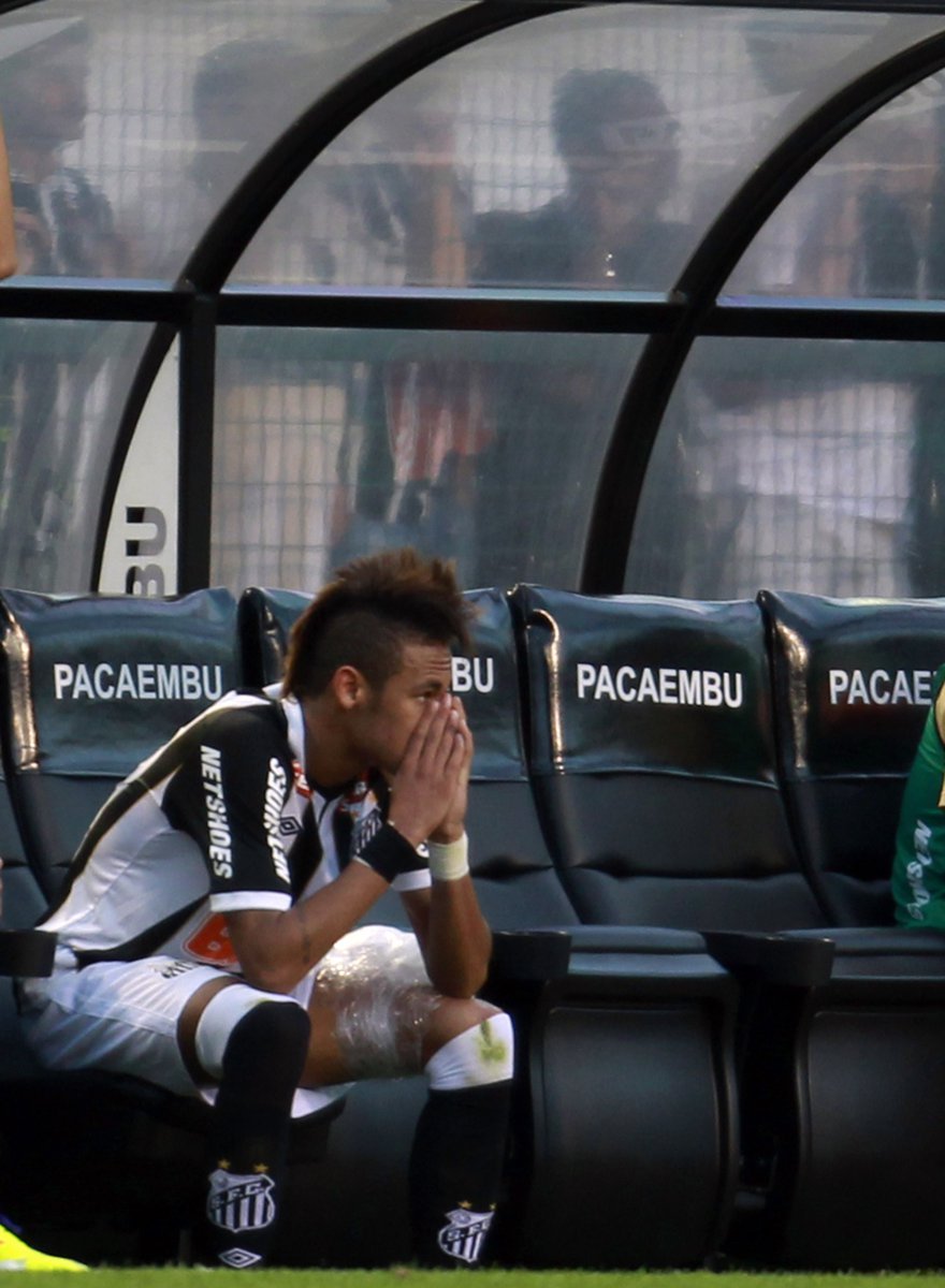 Fotbalista brazilského Santosu Neymar sleduje ligový duel s Corinthians jen z lavičky, protože se v průběhu duelu zranil