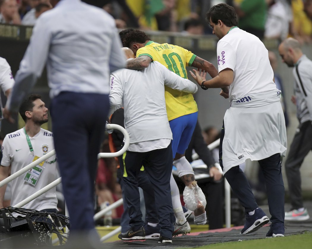 Zraněný Neymar v doprovodu lékařů odchází ze hřiště