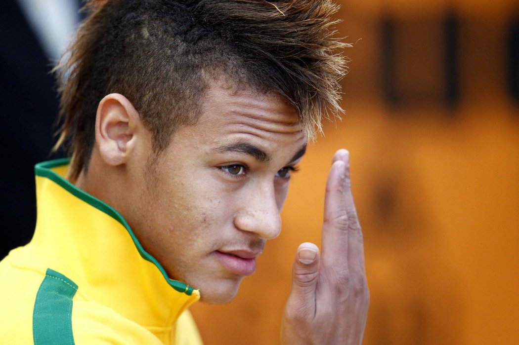 Brazilec Neymar si upravuje frizúru před čtvrtfinále Copy Amériky proti Paraguayi