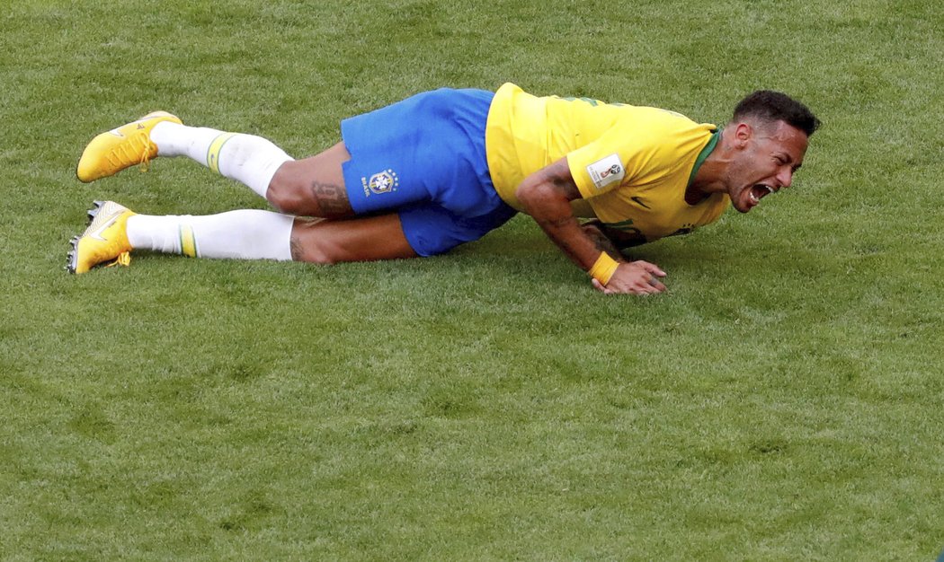 Neymar čelil kritice kvůli častému polehávání na trávníku