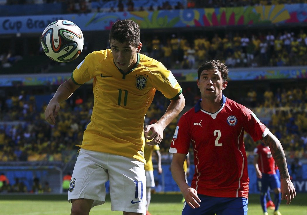 Brazilský záložník a jedna z klíčových postav Chelsea Oscar v osmifinále MS proti Chile