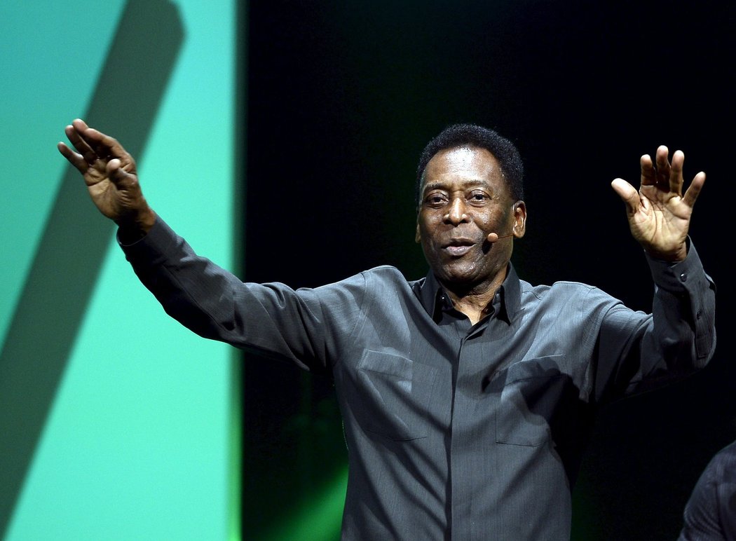 Fotbalová legenda Pelé musel být hospitalizován.