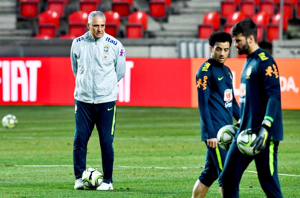 Brazilský kouč Tite dohlíží na trénink svých svěřenců