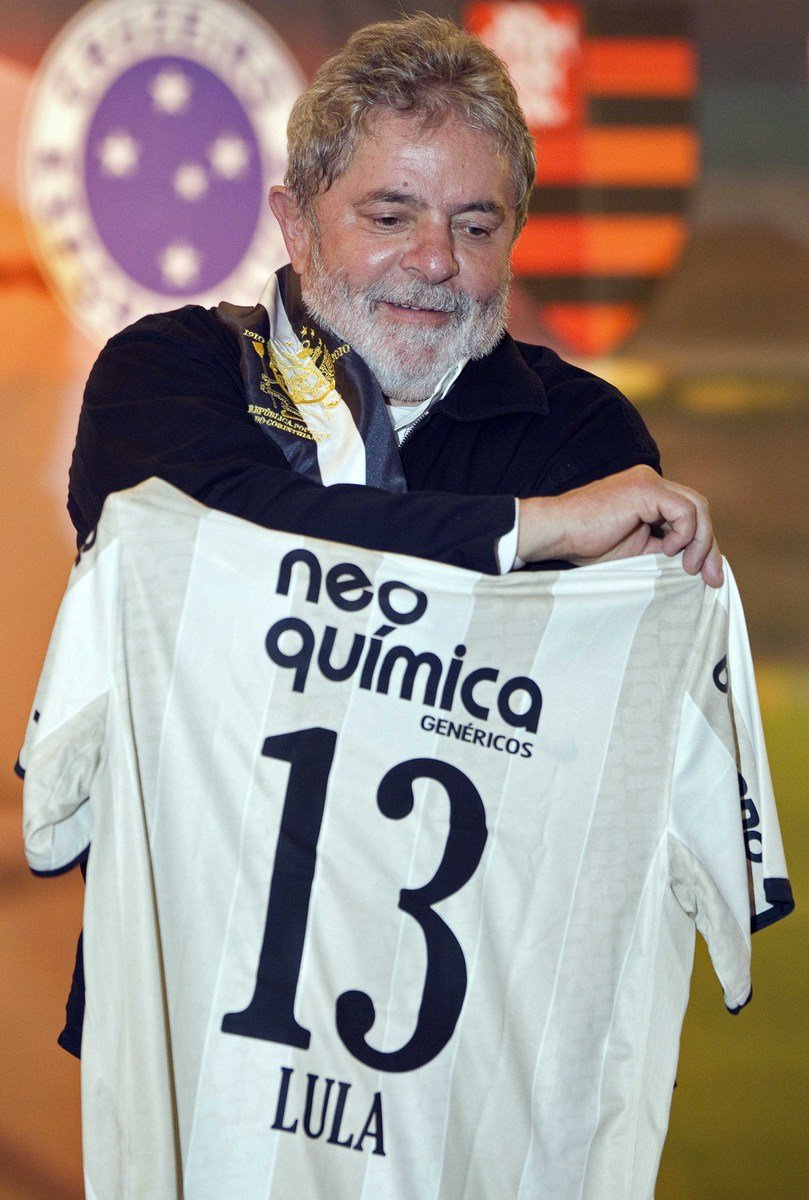 Luiz Inácio Lula da Silva s dresem Corinthians při oslavách sta let jeho založení