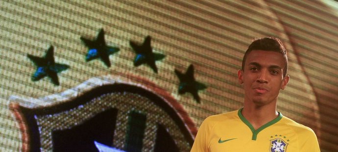Luiz Gustavo v novém dresu brazilské fotbalové reprezentace