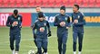 Brazilci Coutinho i Roberto Firmino byli na tréninku v dobré náladě