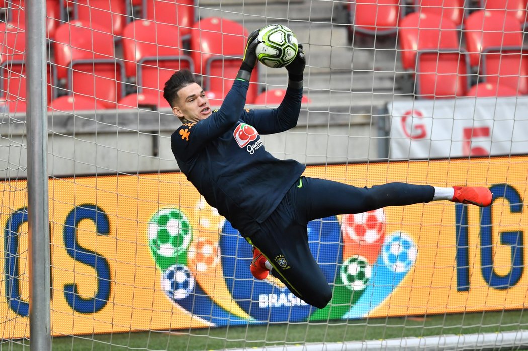 Brazilský gólman Ederson na tréninku v Praze