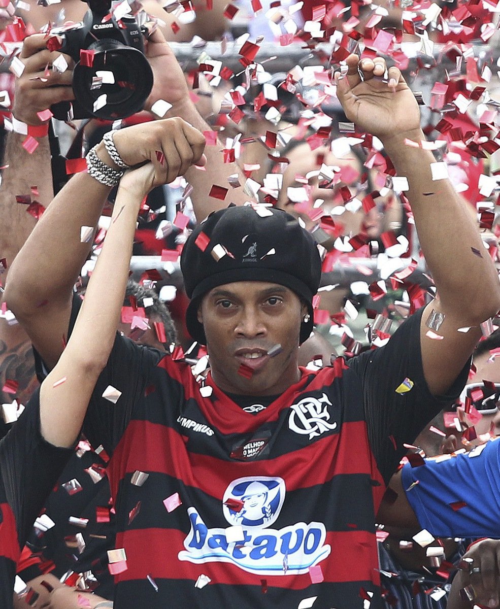 Hvězda je zpátky. Ronaldinho se vrátil z Evropy domů, od jara bude oblékat dres Flamenga. Na stadion ho přišlo přivítat 20 tisíc fanoušků