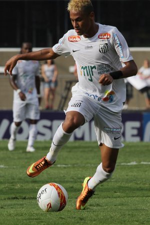 Útočník Santosu Neymar v utkání brazilské ligy proti Corinthians